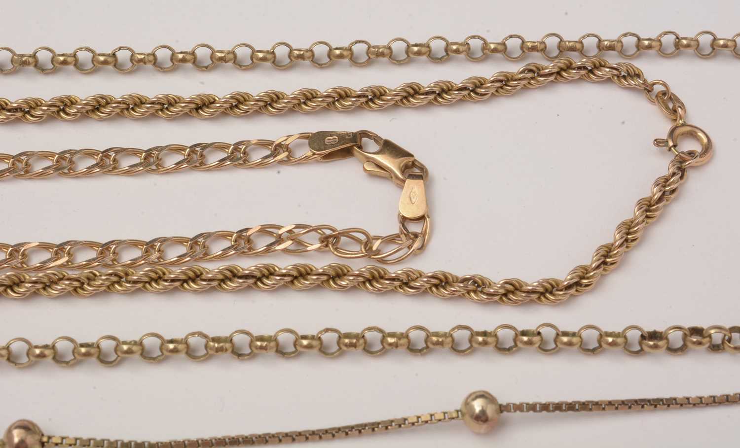 A selection of 9ct gold and yellow metal chains, - Image 4 of 4