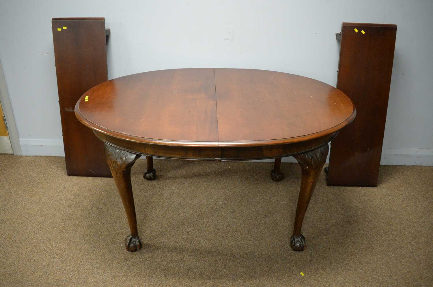 Early 20th C walnut extending dining table, six Georgian style dining chairs - Bild 4 aus 5