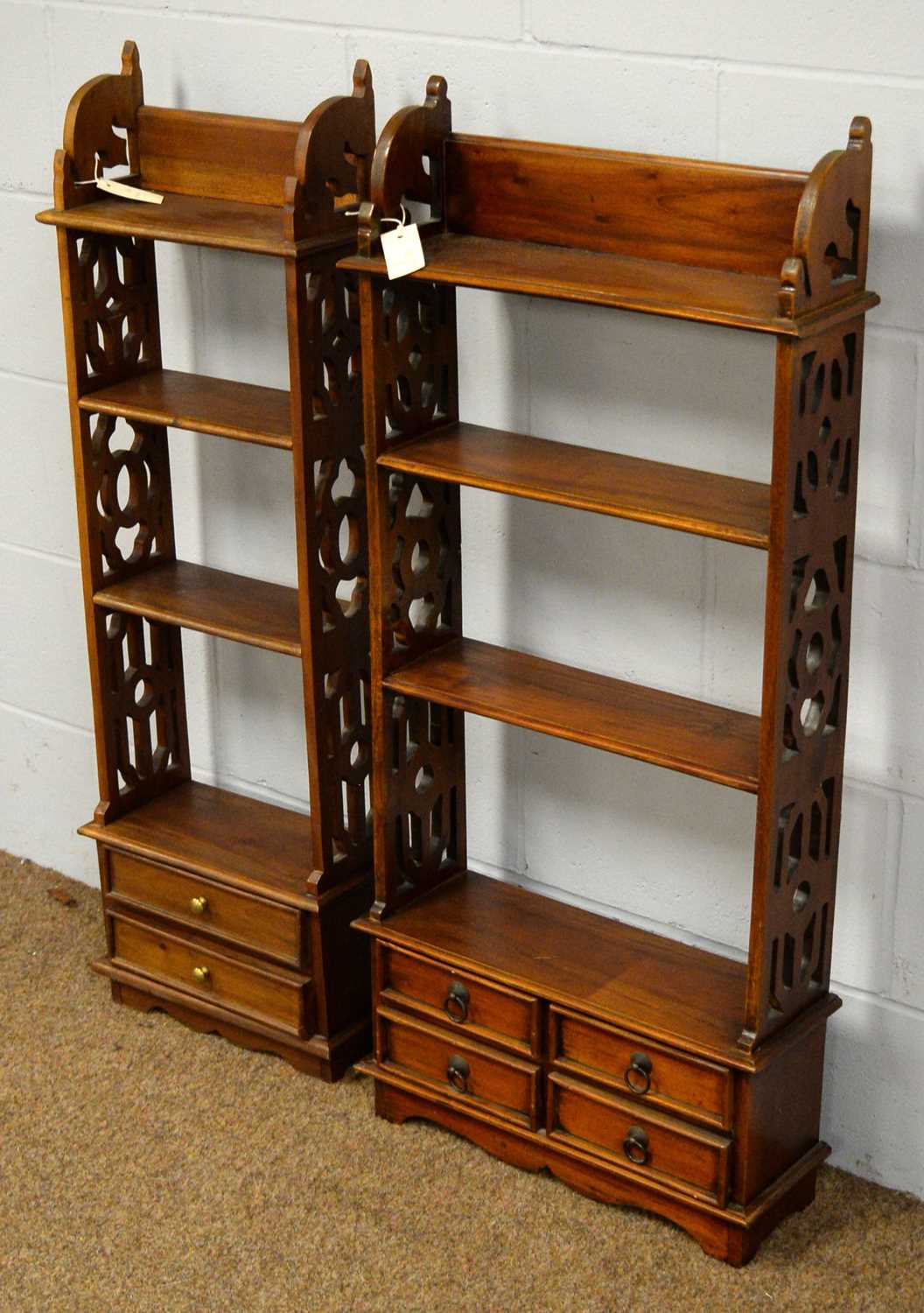 Pair of 20th C waterfall bookcases. - Bild 2 aus 2