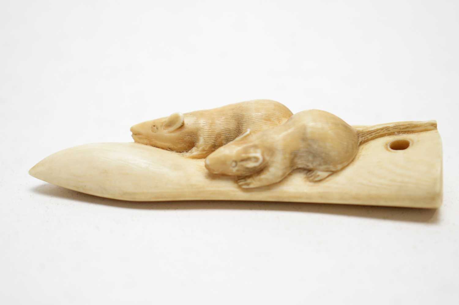 Two Japanese netsuke and a toggle - Bild 3 aus 6