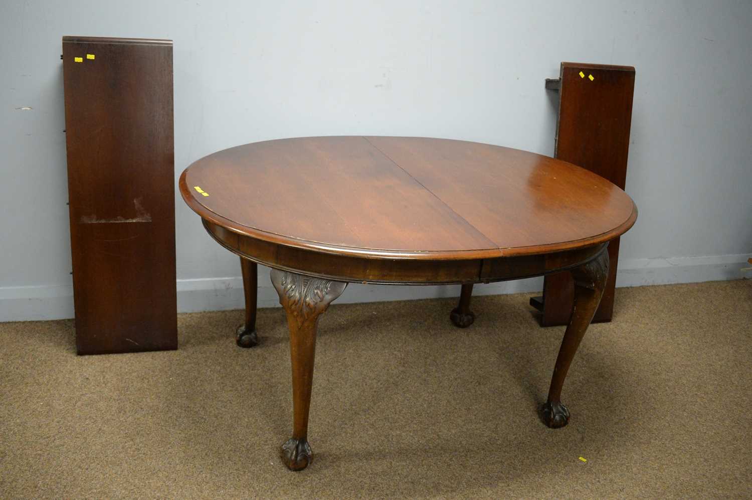 Early 20th C walnut extending dining table, six Georgian style dining chairs - Bild 5 aus 5