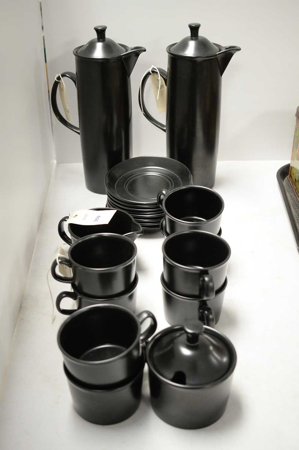 A Wedgwood Etruria and Barlaston coffee set decorated in black - Bild 2 aus 2