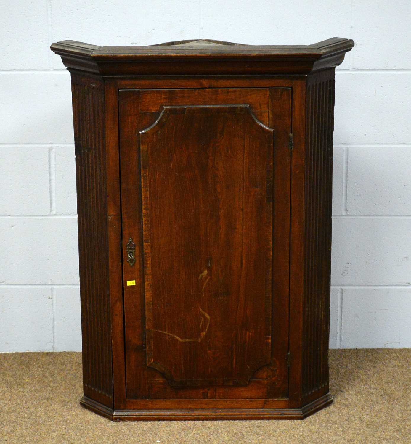 19th C and later hanging cabinet and a 19th C corner cabinet. - Bild 2 aus 5