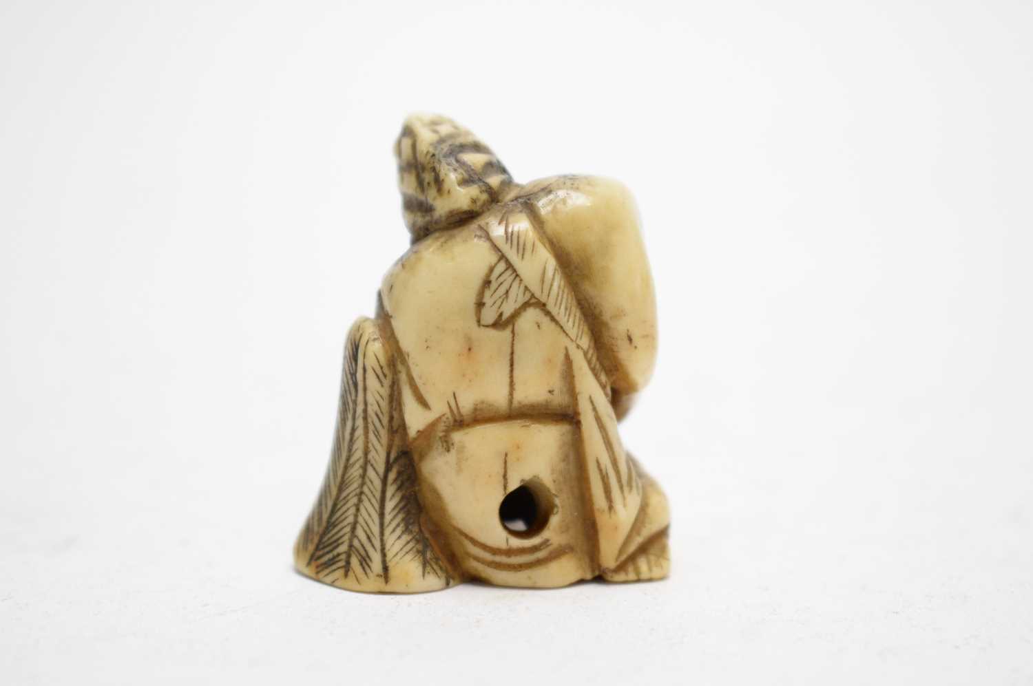 Two Japanese netsuke and a toggle - Bild 6 aus 6