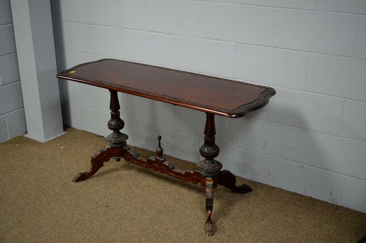 A Victorian-style mahogany centre table - Bild 2 aus 2