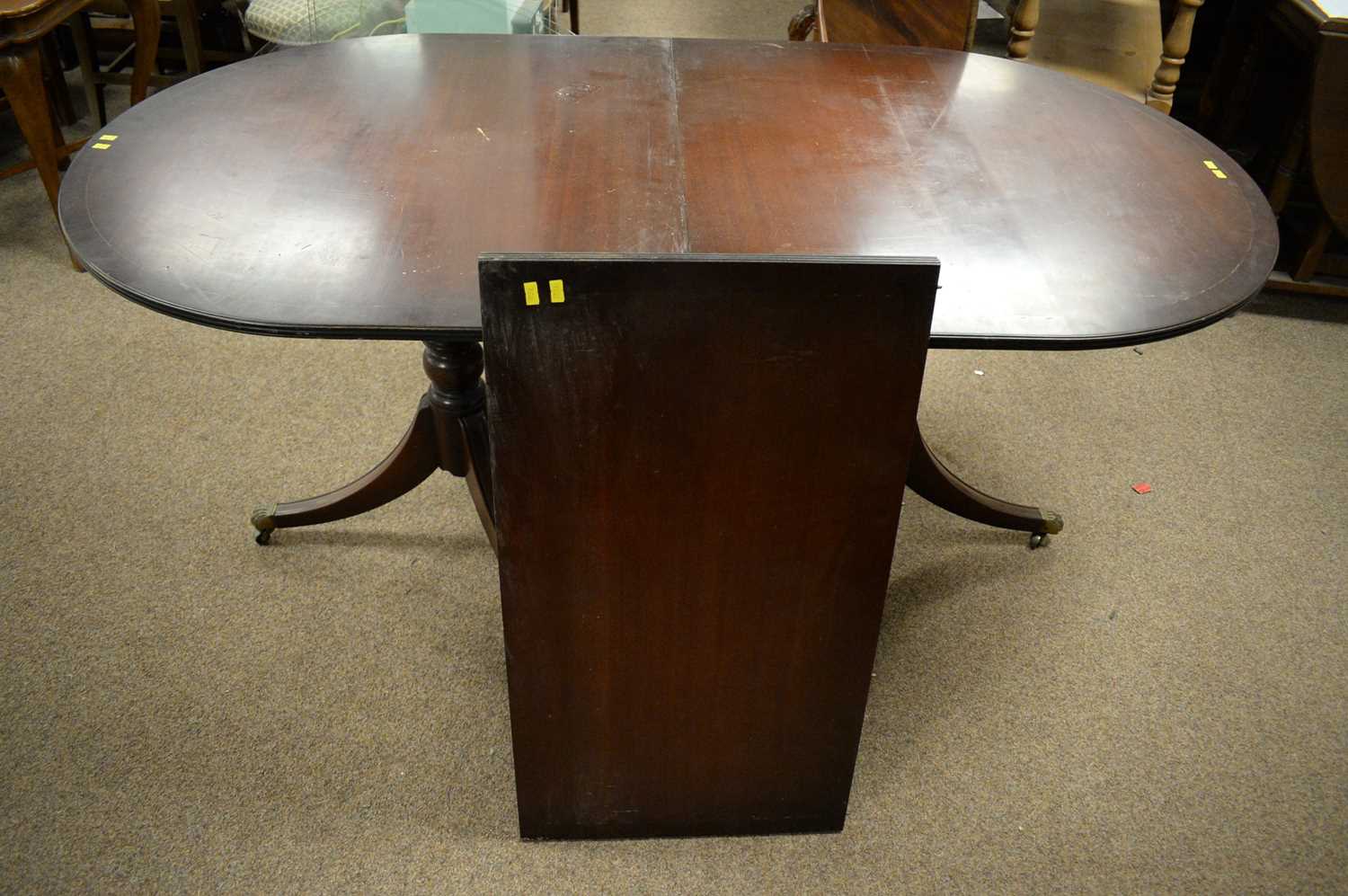 Six Edwardian oak dining chairs and a mahogany twin-pedestal dining table - Bild 4 aus 4