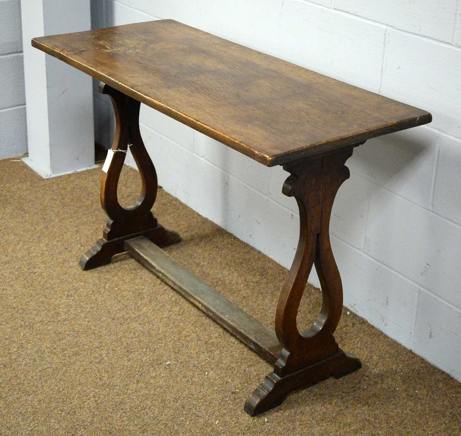 Early 20th C oak side table. - Bild 2 aus 2