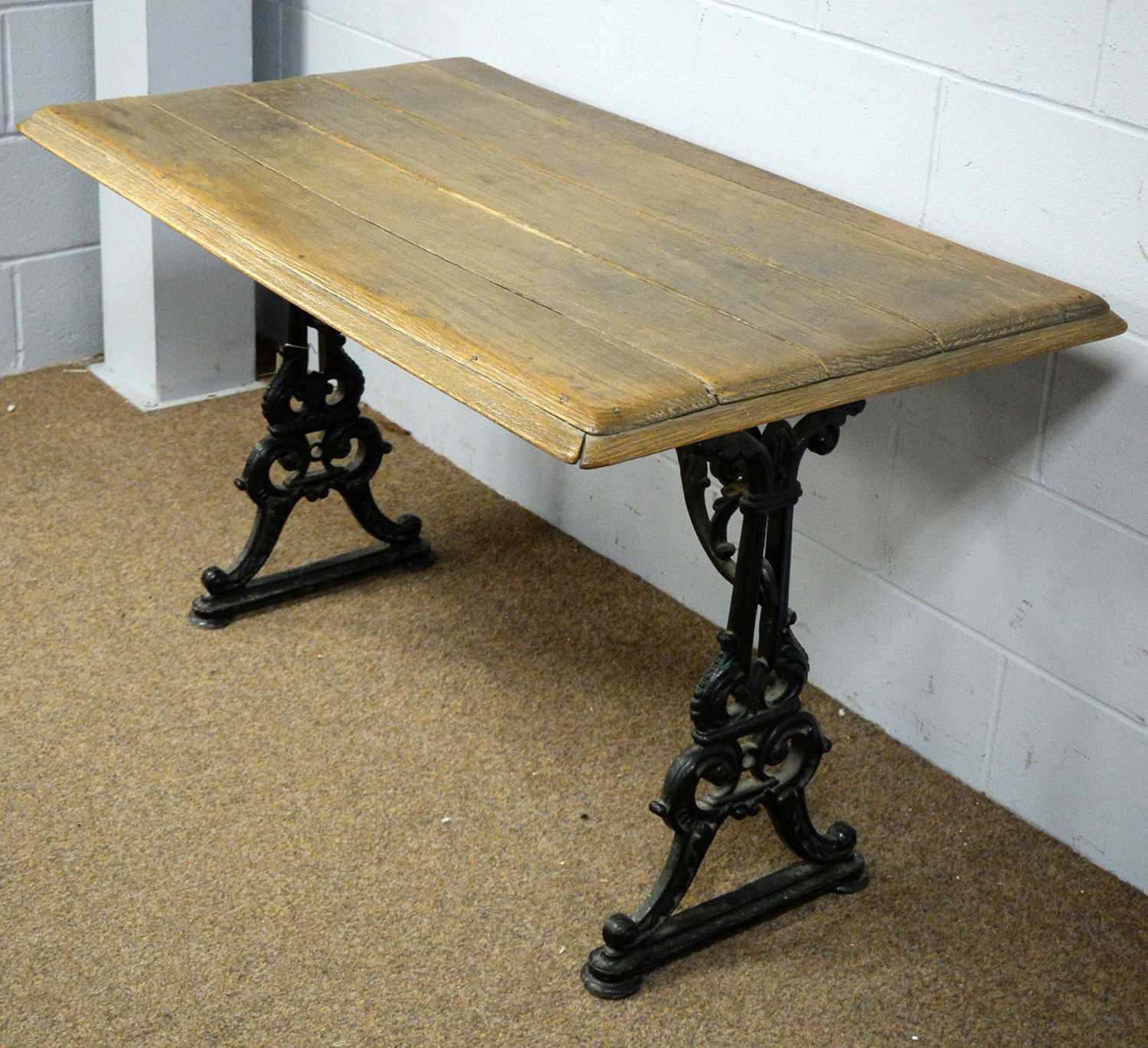 Cast iron side table. - Bild 2 aus 3