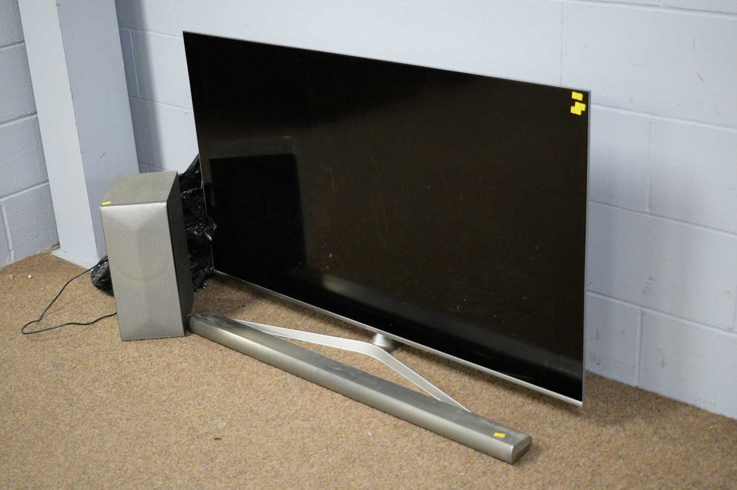 Hisense LED TV, with soundbar and speaker. - Bild 2 aus 2