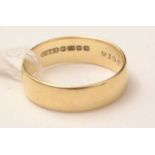 An 18ct gold wedding band