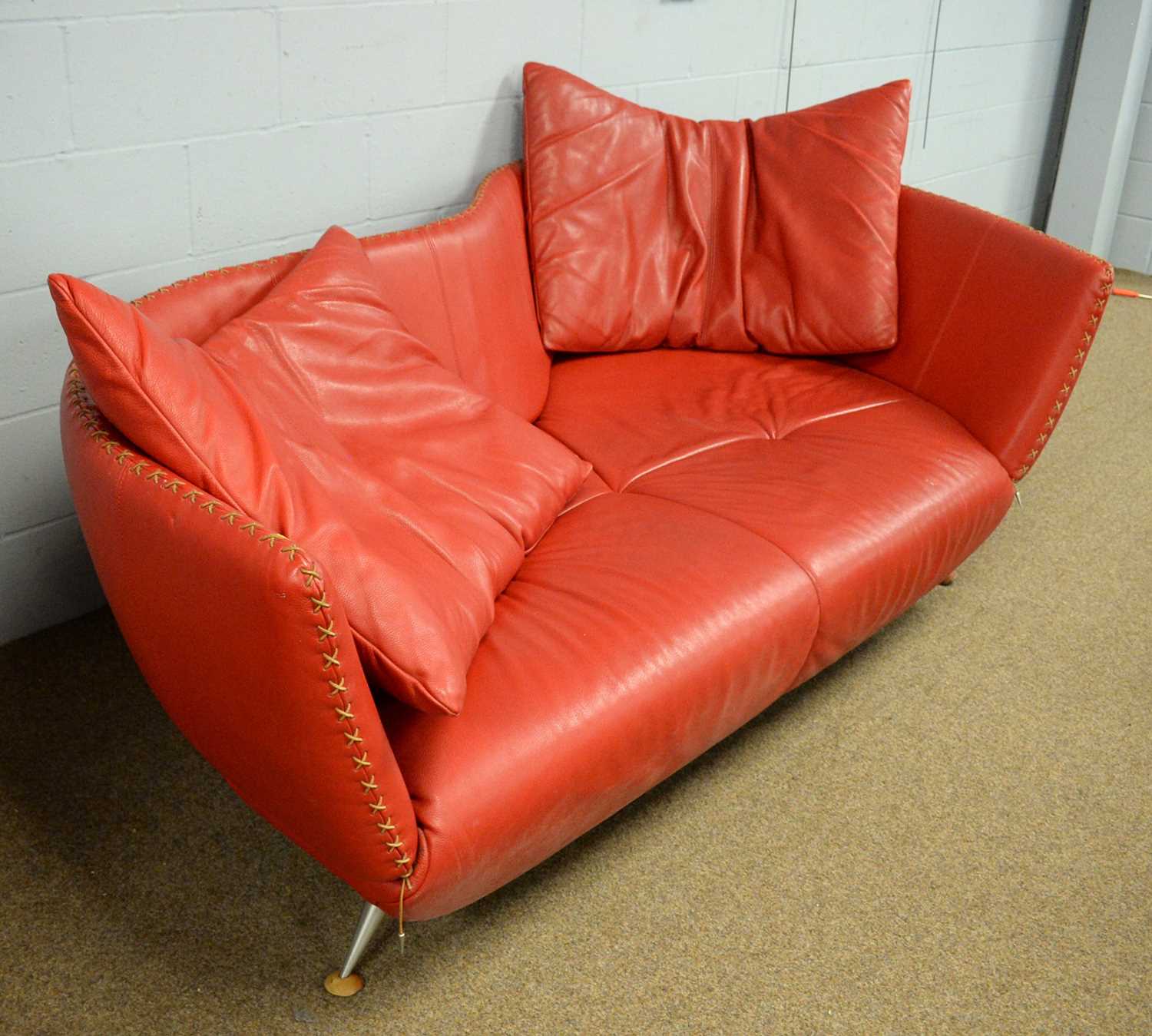 De Sede: a red leather settee. - Bild 2 aus 3