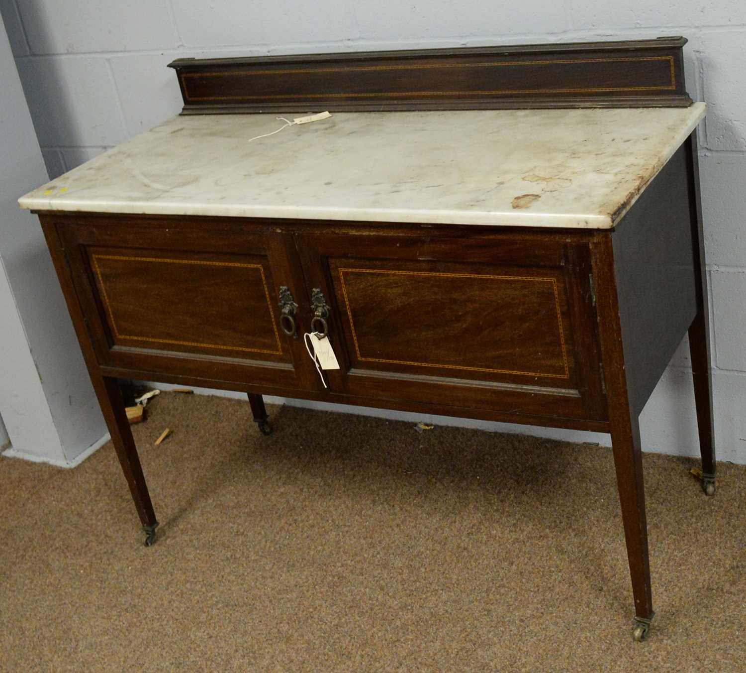 An Edwardian mahogany washstand. - Bild 2 aus 2