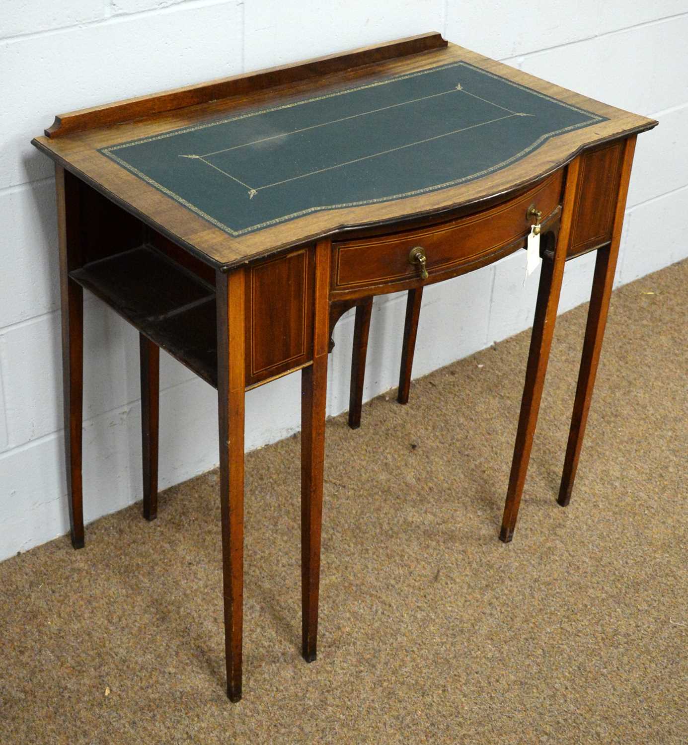 An Edwardian inlaid mahogany desk. - Bild 2 aus 2