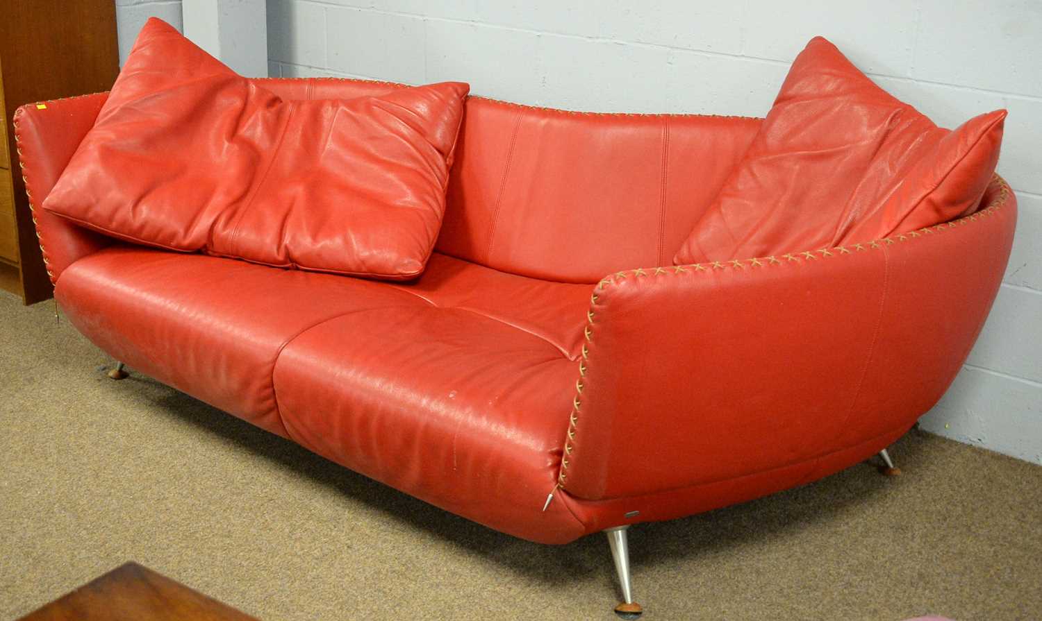 De Sede: a red leather settee. - Bild 3 aus 3