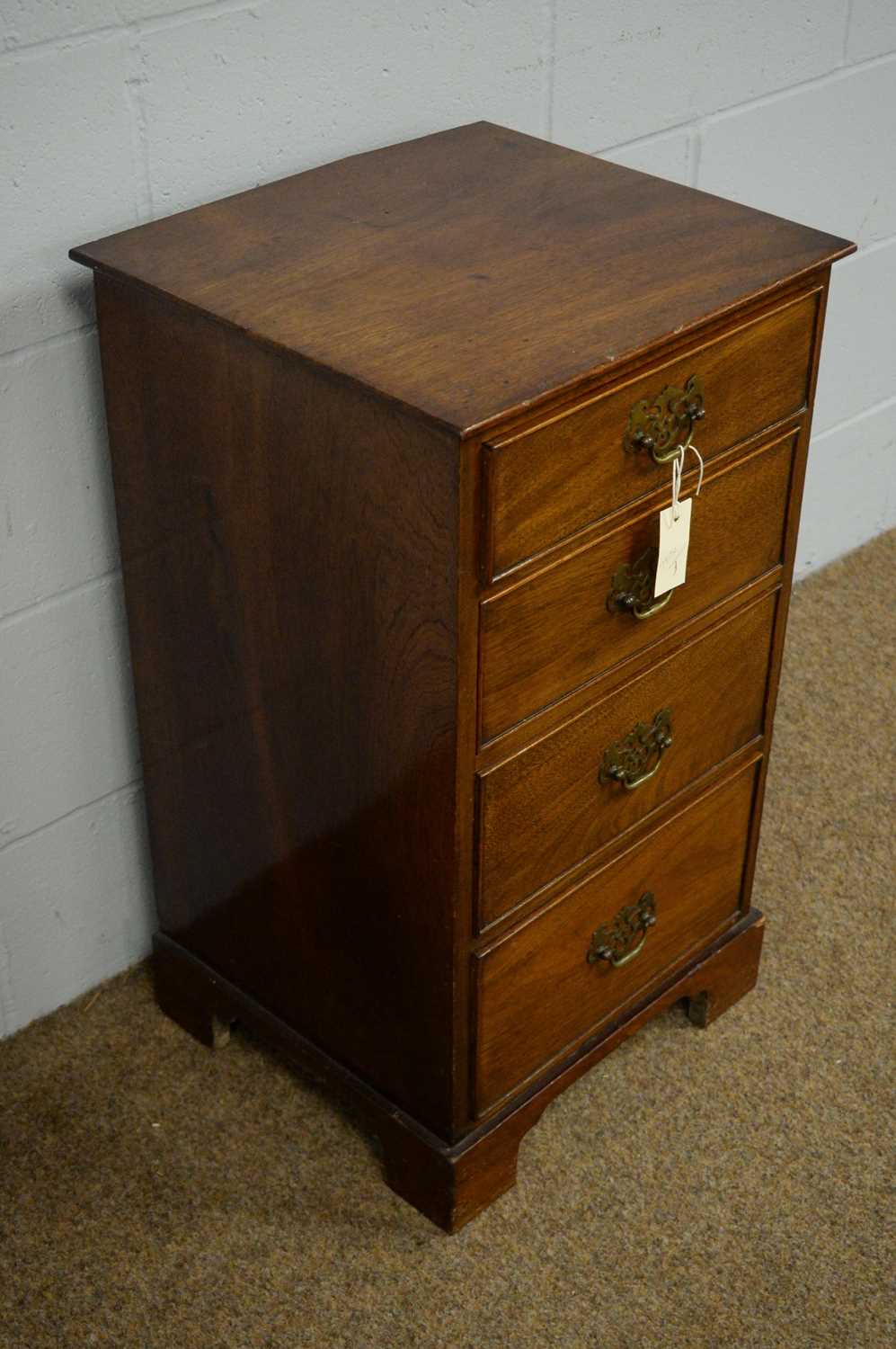 A reproduction small chest of four drawers. - Bild 2 aus 2