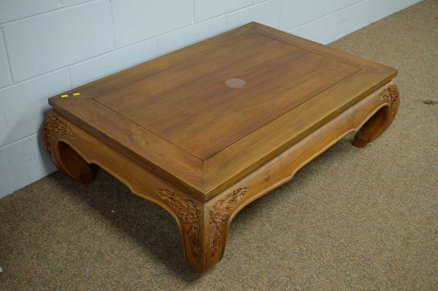 A Chinese hardwood coffee table. - Bild 2 aus 2