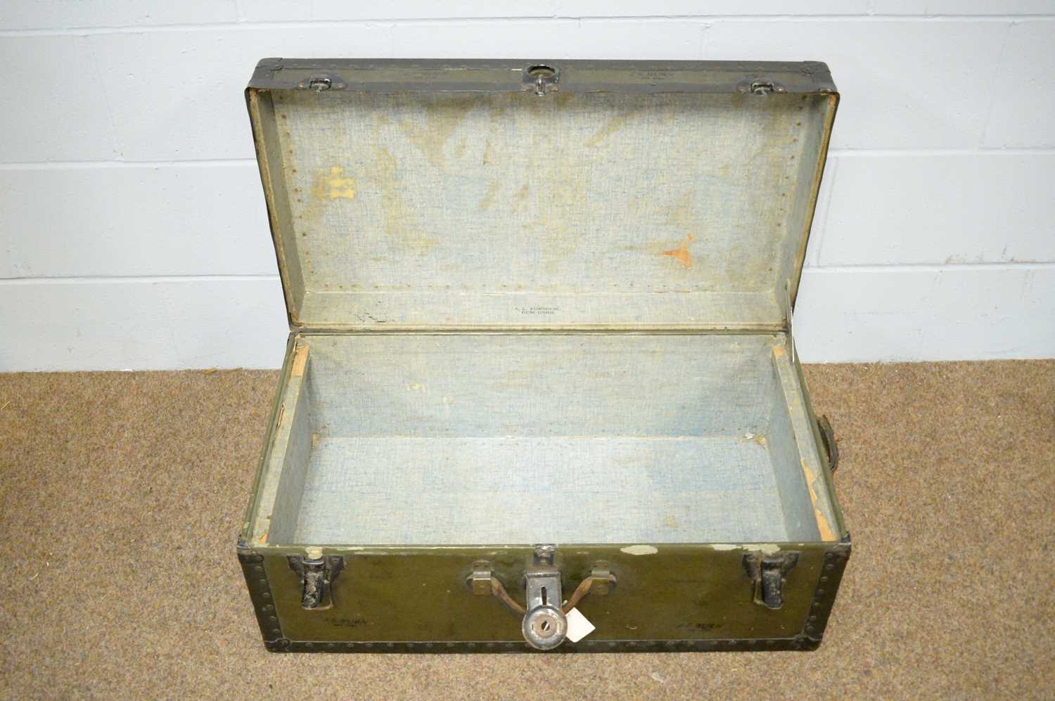 A vintage travelling trunk - Image 2 of 2