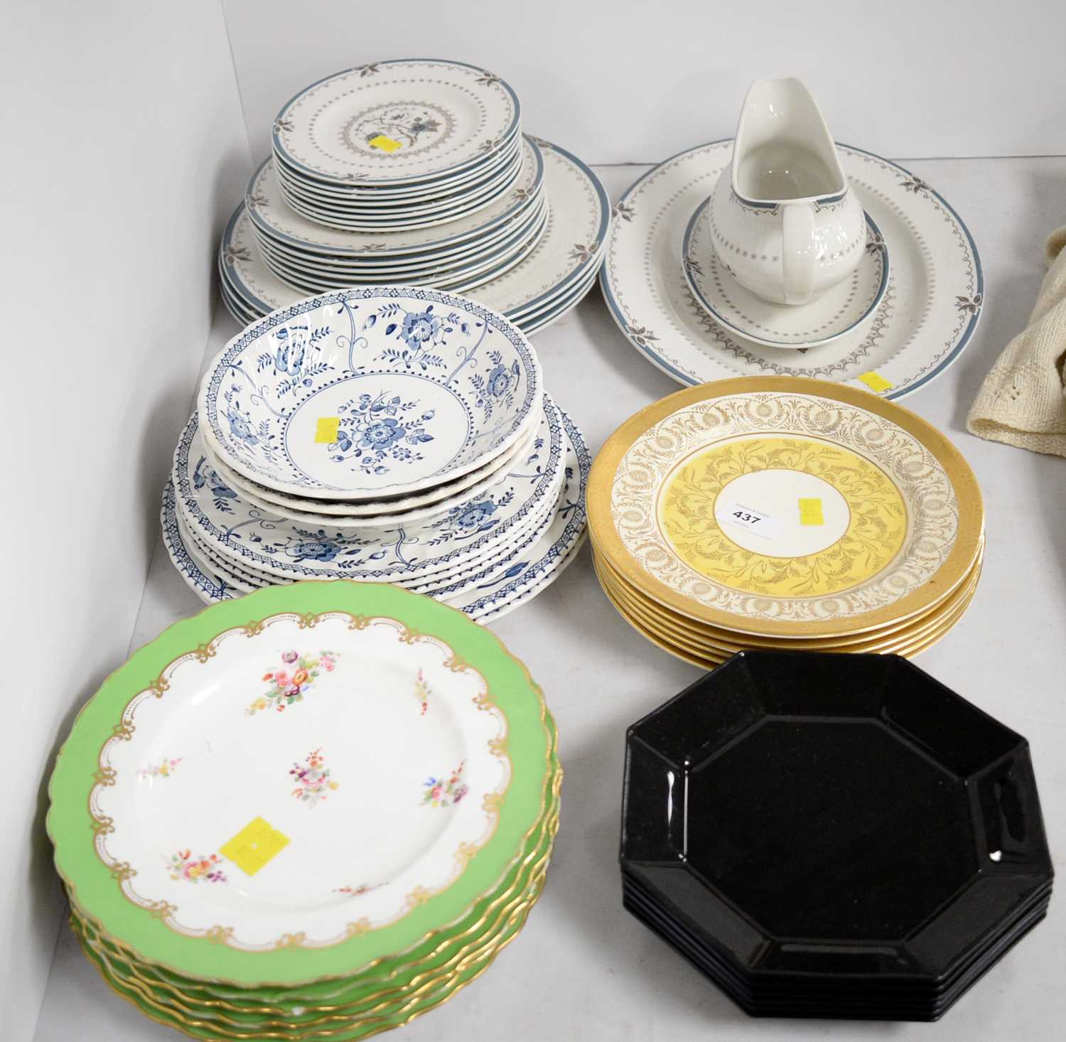 Selection of part dinner services and Christmas plates, various. - Image 5 of 8