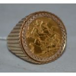 An Elizabeth II gold sovereign ring