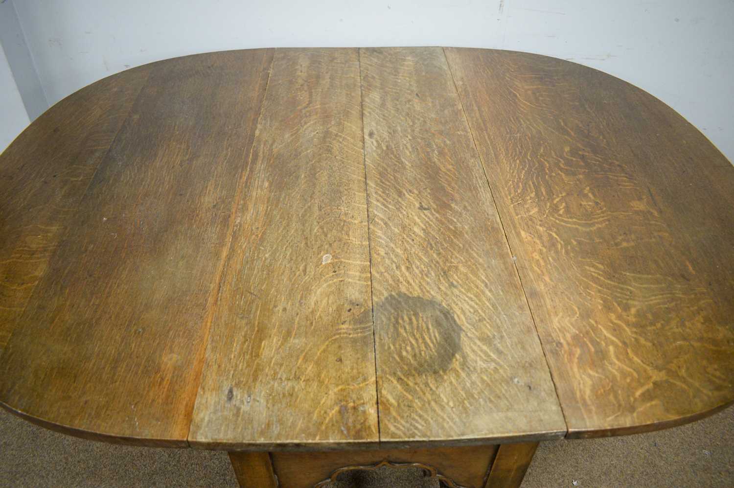 An oak drop leaf dining table. - Image 4 of 4