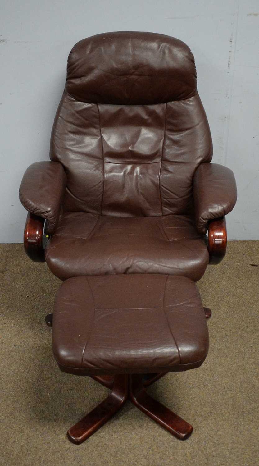 Somo A/S: a maroon leather upholstered easy recliner armchair and footstool. - Bild 3 aus 3