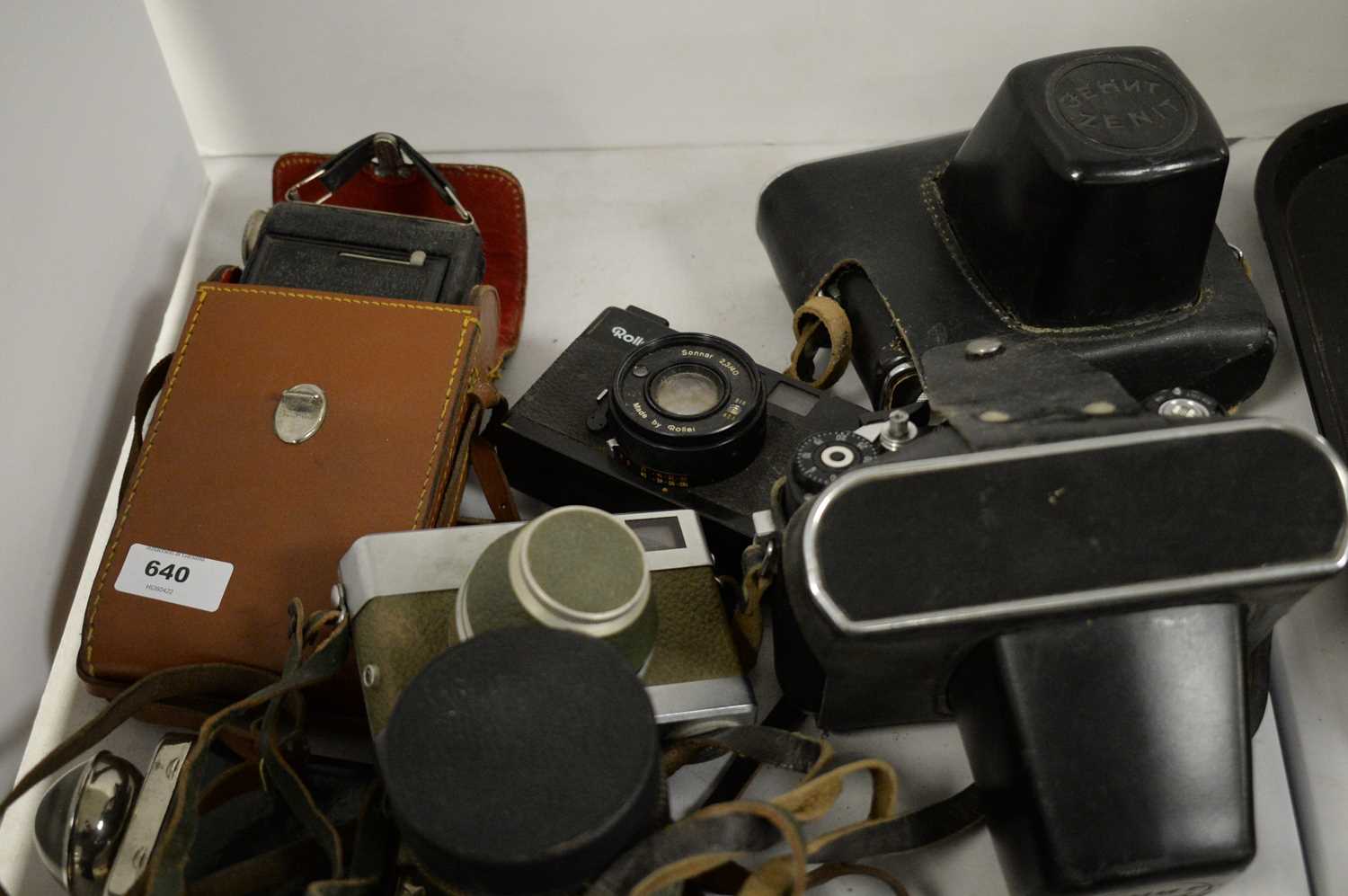 Collection of cameras and monoculars. - Image 2 of 3