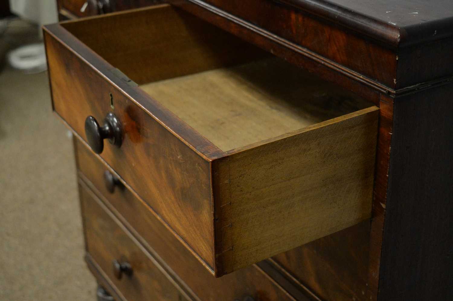 Victorian mahogany chest of drawers and associated cabinet top. - Bild 4 aus 4