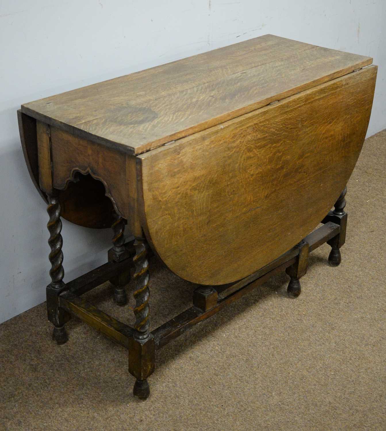 An oak drop leaf dining table. - Image 2 of 4