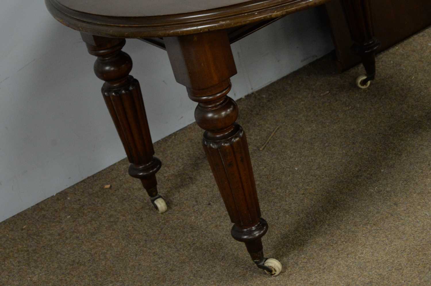 Victorian mahogany extending dining table. - Image 3 of 3