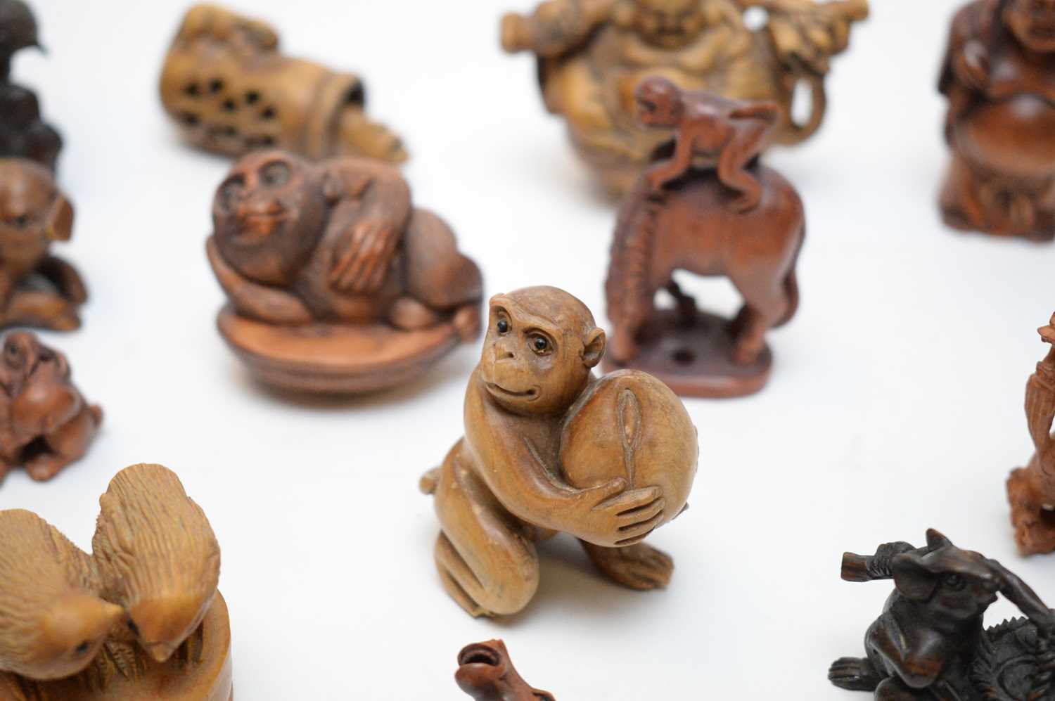Collection of Japanese carved wooden okimonos. - Bild 3 aus 6