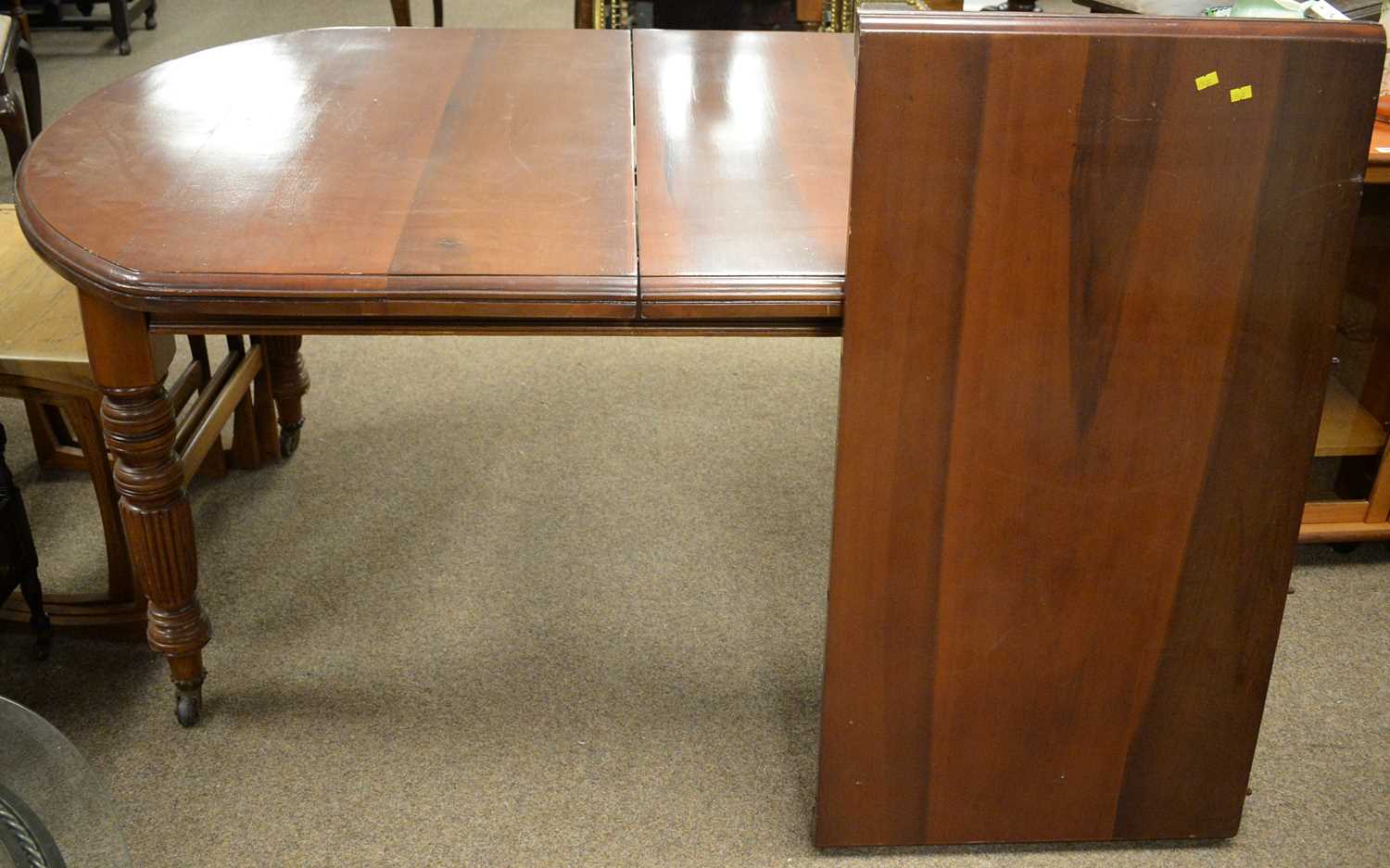 An early 20th Century walnut extending dining table - Image 2 of 2