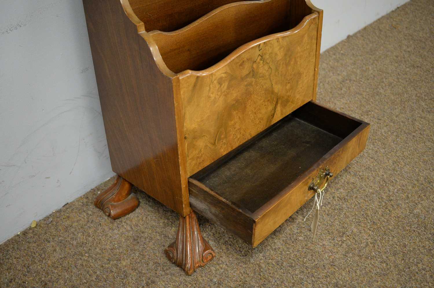 A mid-20th Century walnut magazine rack - Bild 3 aus 3