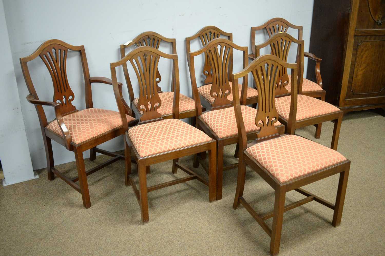 Set of eight Georgian-style mahogany dining chairs. - Bild 2 aus 4