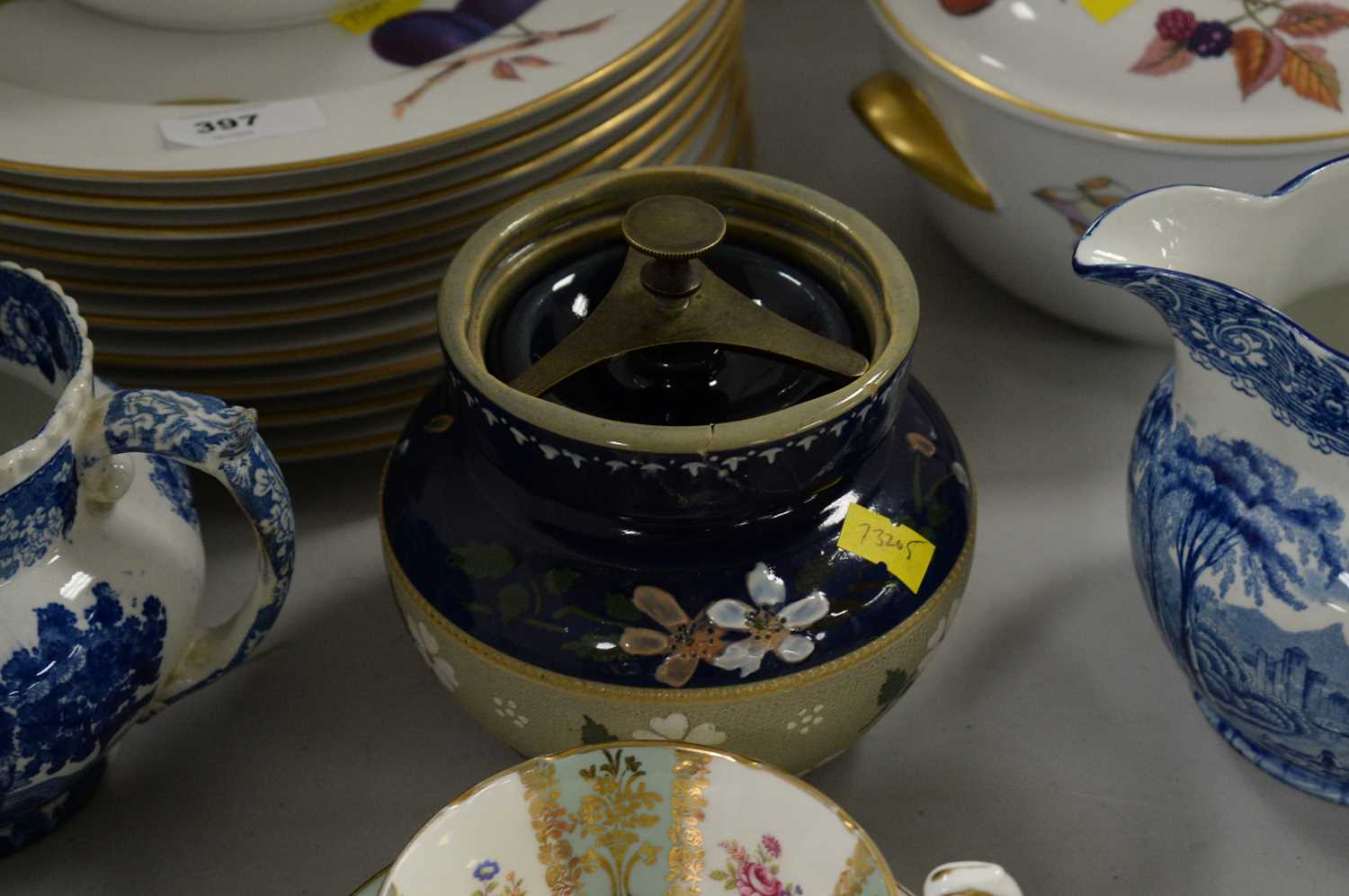 An assorted selection of tea and dinner ware; and other items. - Image 4 of 4