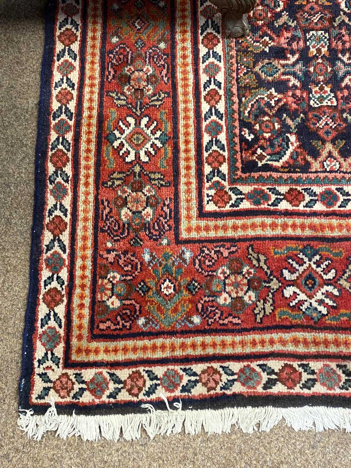 An Eastern bordered carpet. - Bild 2 aus 6