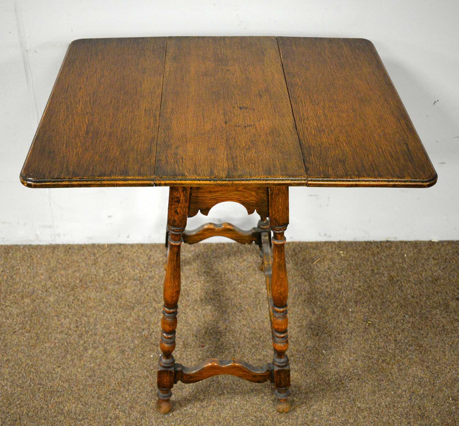 An early 20th Century oak drop leaf tea table - Image 3 of 4