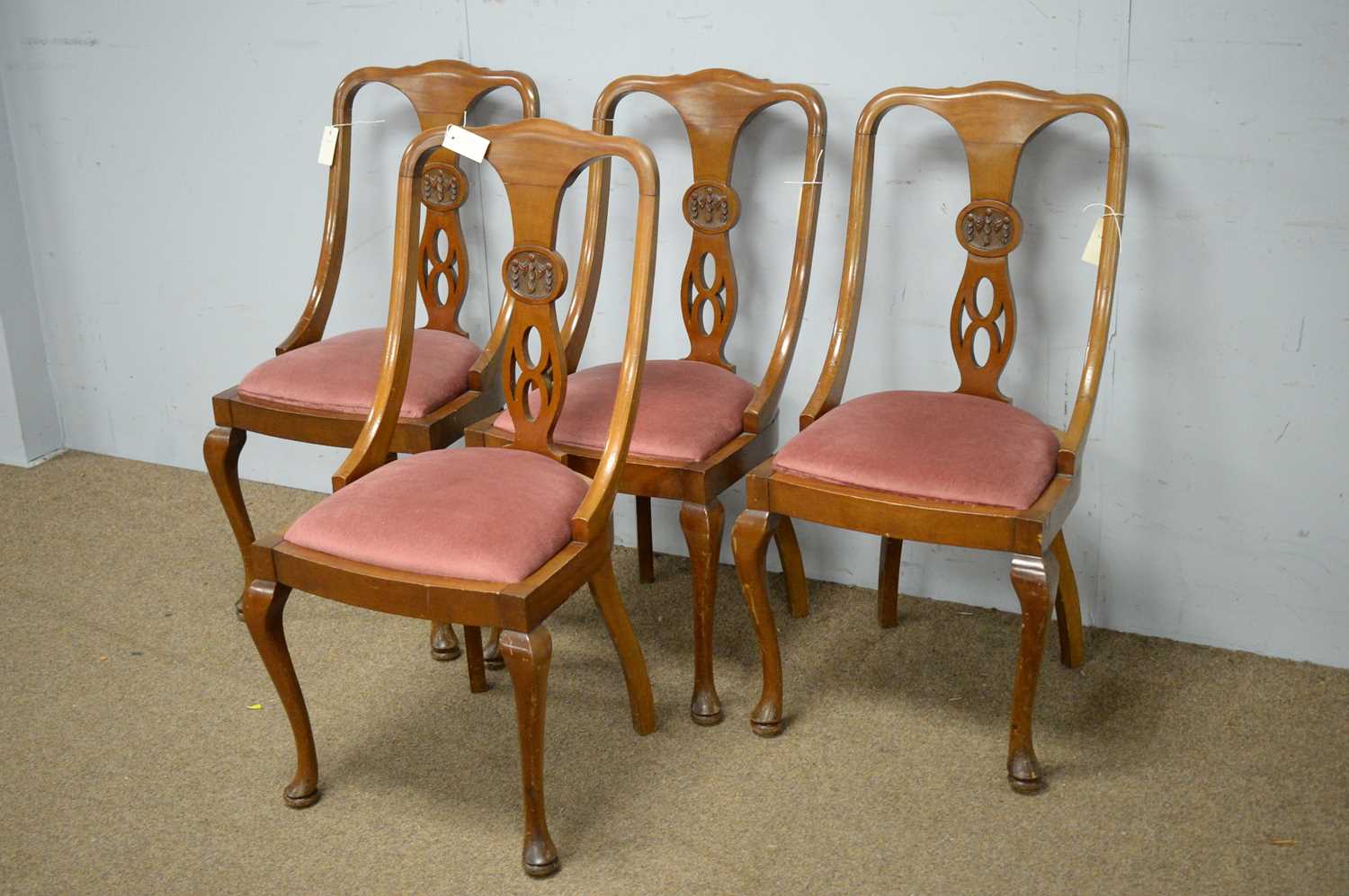 Set of four early 20th C walnut dining chairs. - Bild 2 aus 2