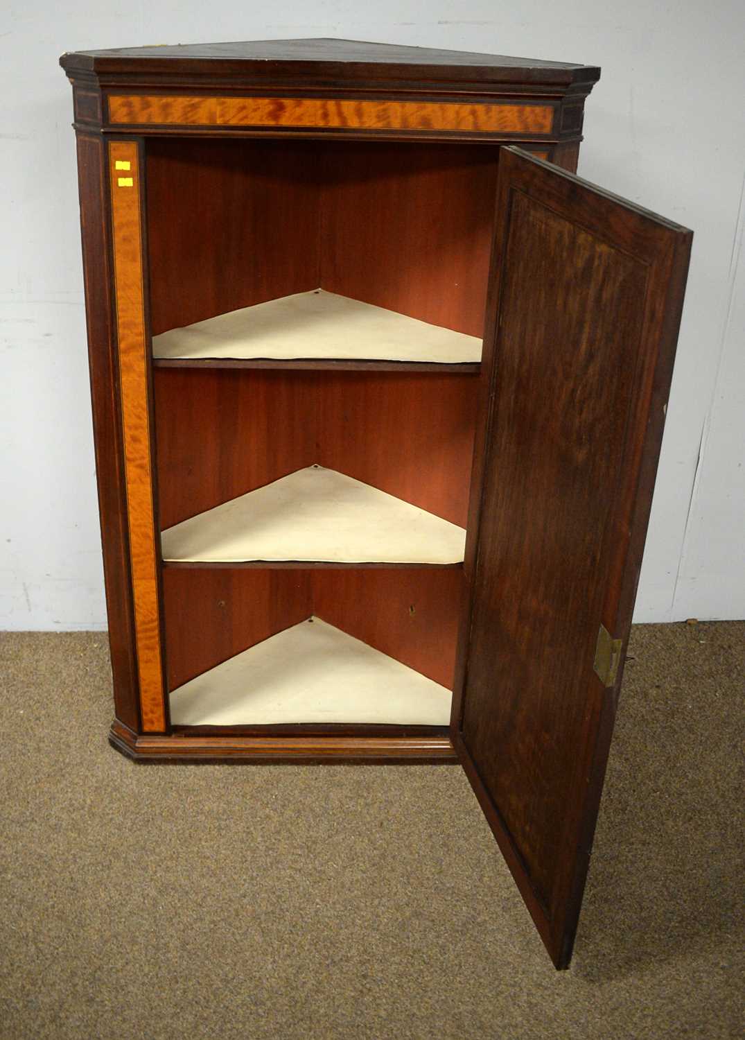 An Edwardian inlaid satinwood corner wall cupboard - Bild 3 aus 4