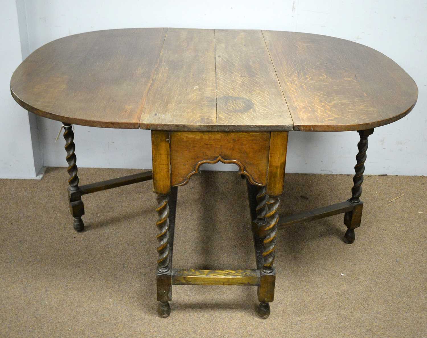 An oak drop leaf dining table. - Image 3 of 4