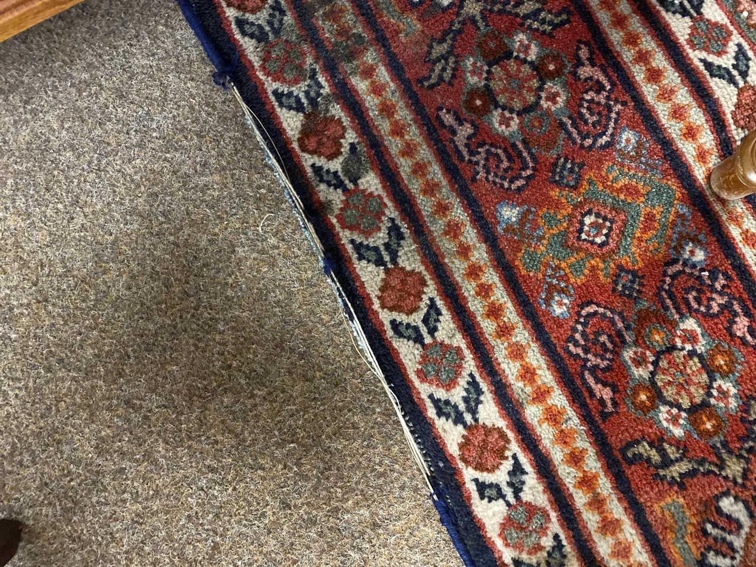 An Eastern bordered carpet. - Bild 6 aus 6