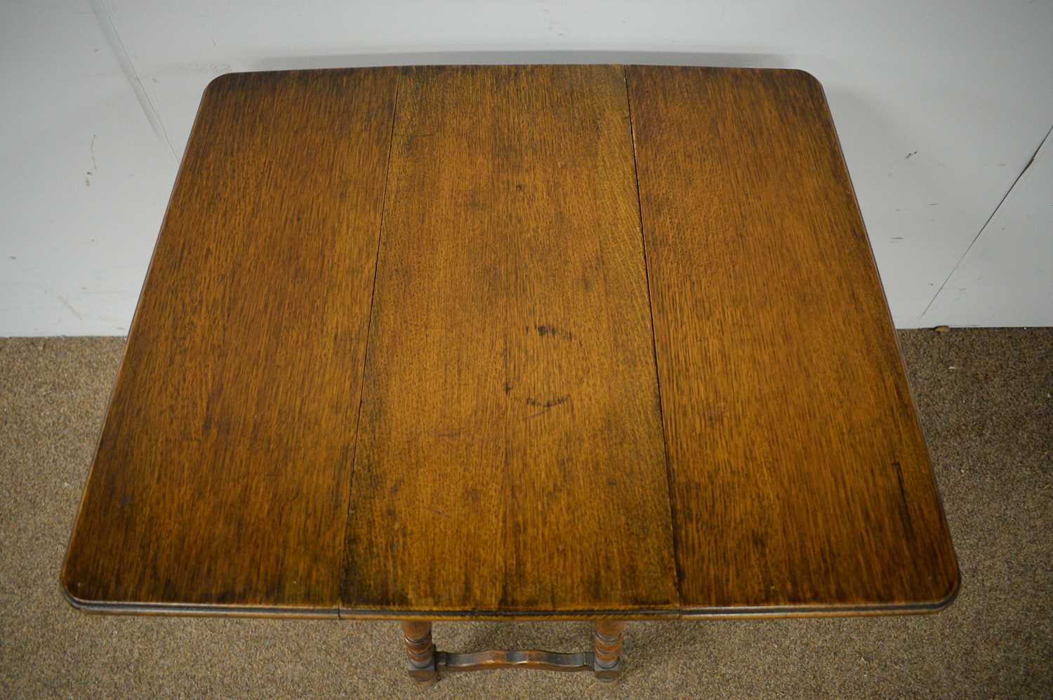 An early 20th Century oak drop leaf tea table - Image 4 of 4