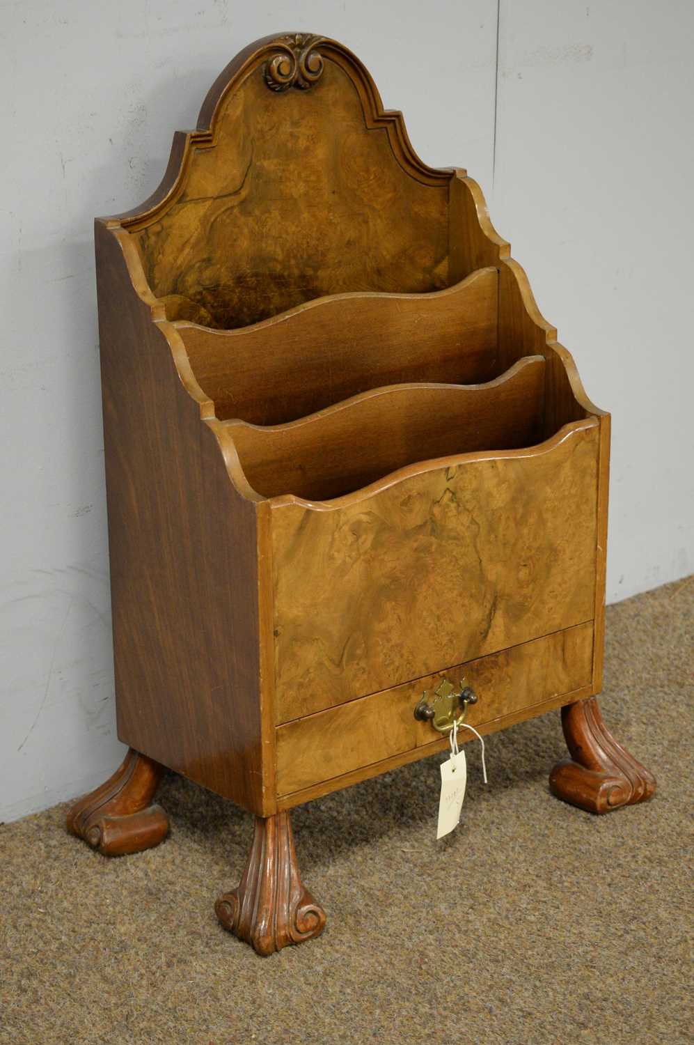 A mid-20th Century walnut magazine rack - Bild 2 aus 3