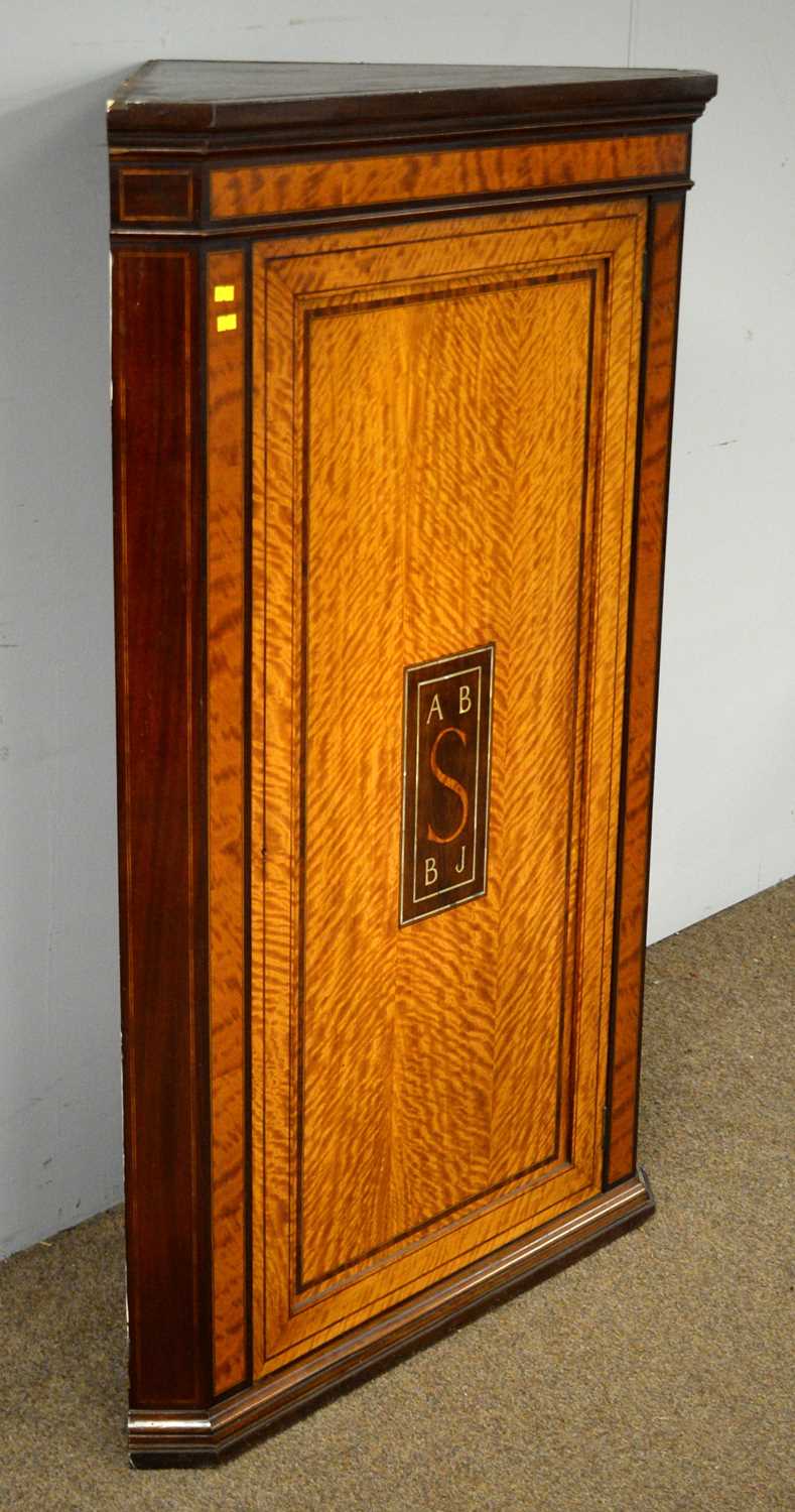 An Edwardian inlaid satinwood corner wall cupboard - Bild 2 aus 4