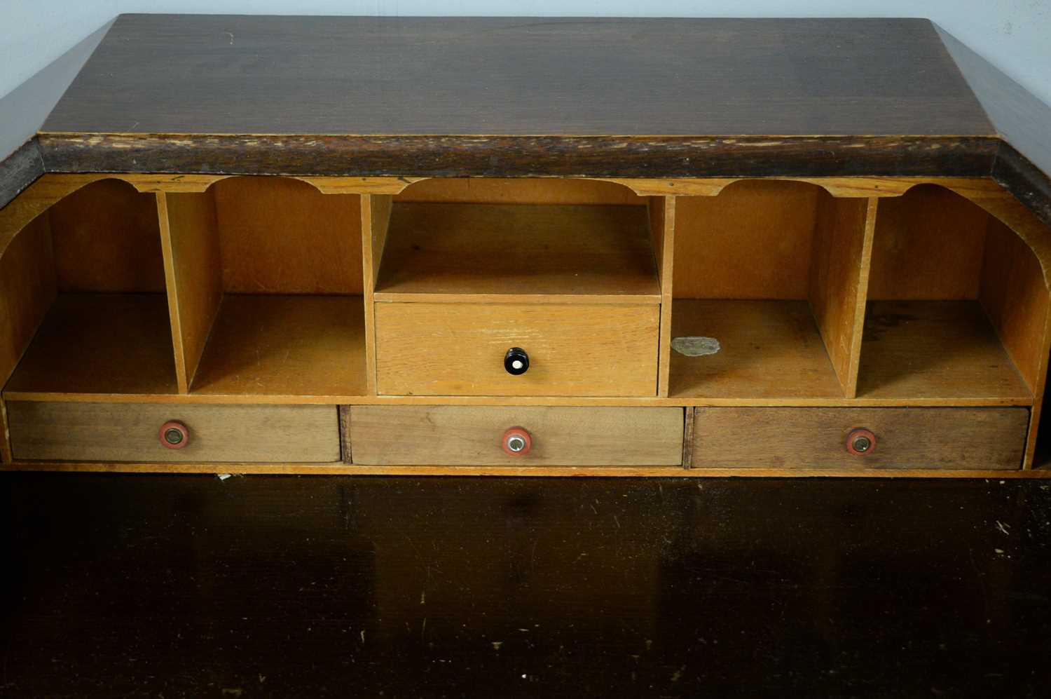 A 1930s oak writing bureau - Image 4 of 4