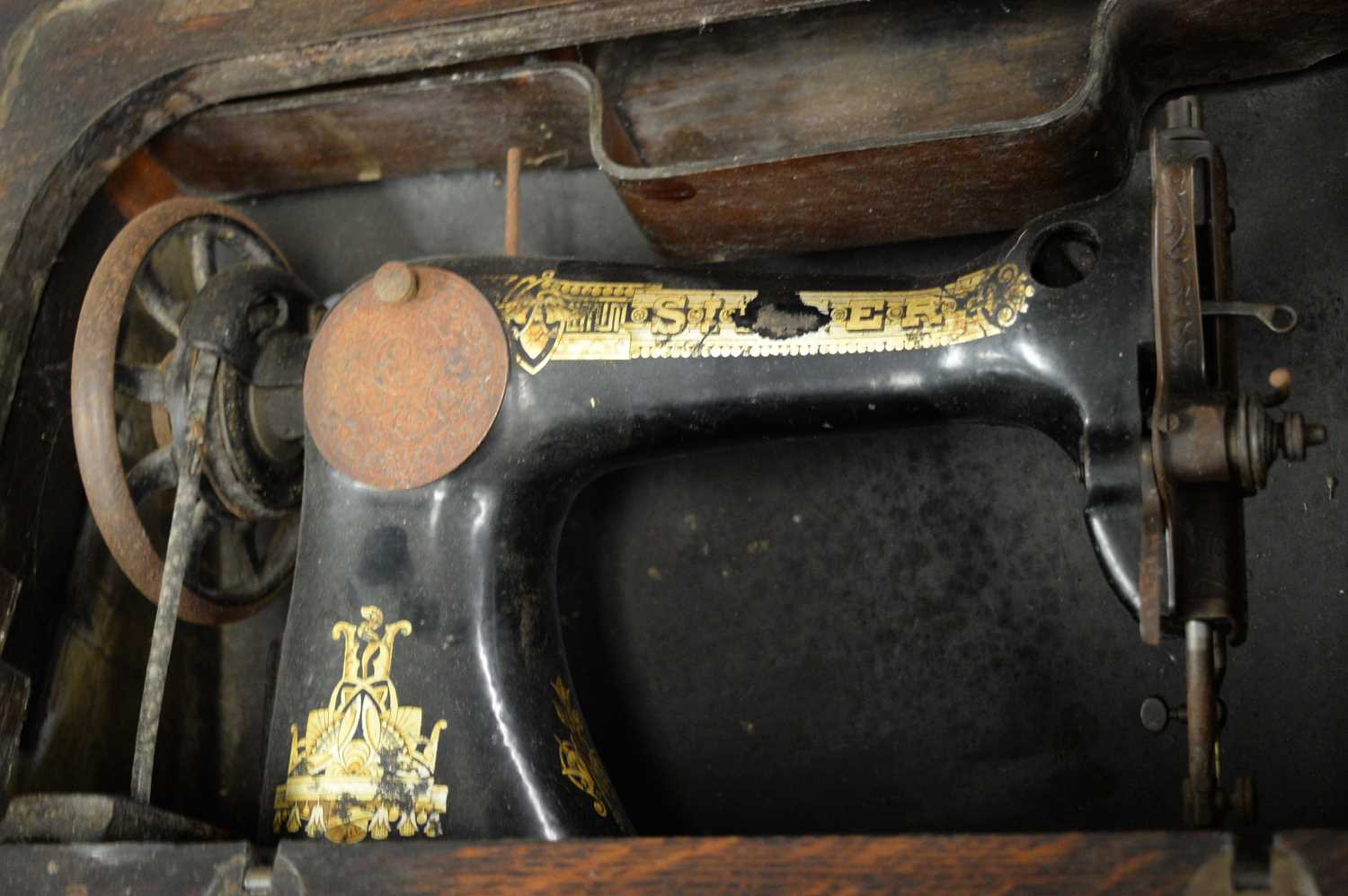 Singer treadle sewing machine. - Image 2 of 3