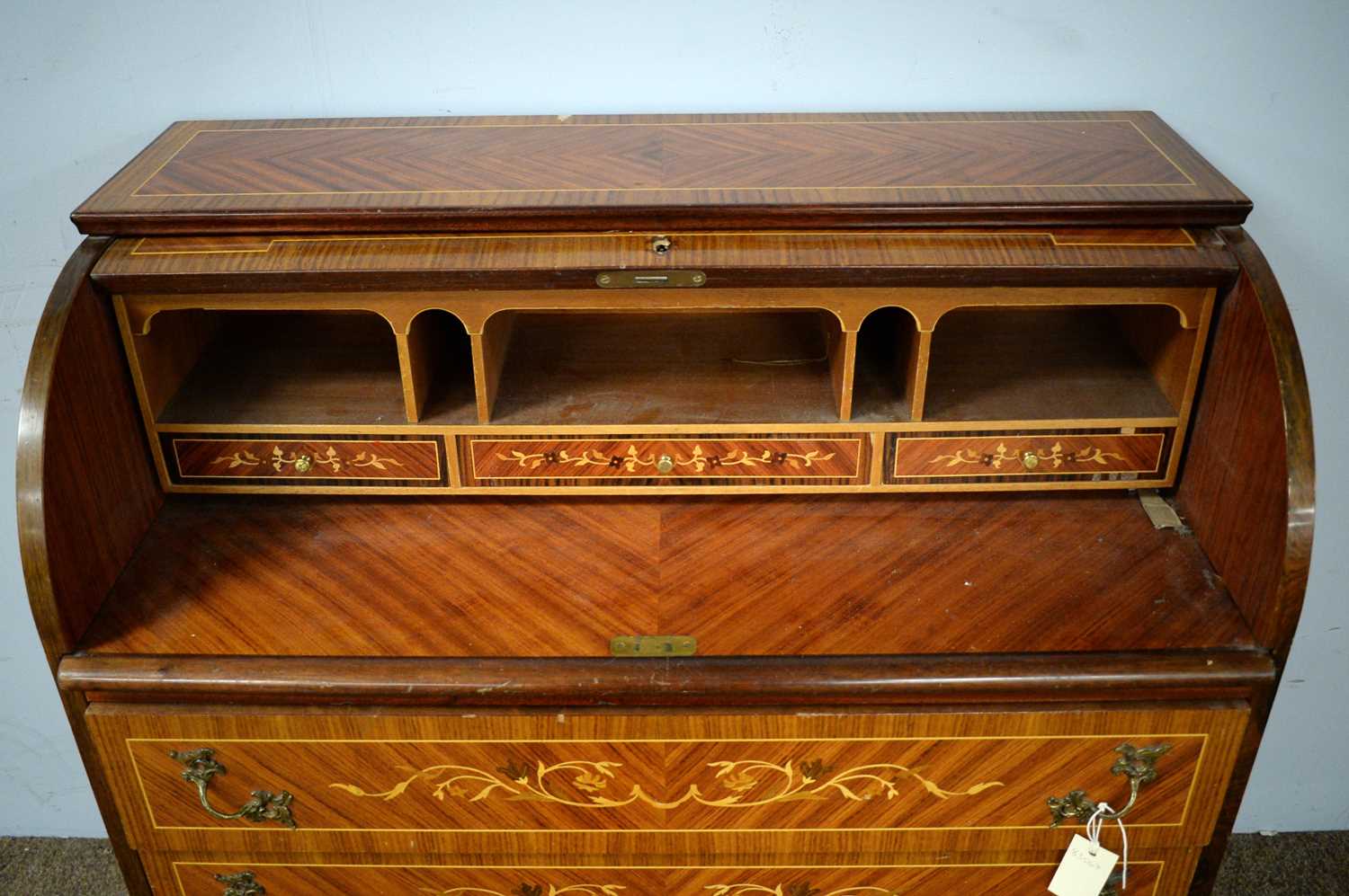 A reproduction kingwood and marquetry inlaid writing bureau - Bild 4 aus 6