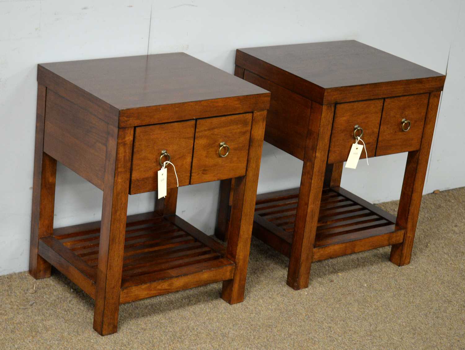 A pair of contemporary bedside chests - Bild 2 aus 3