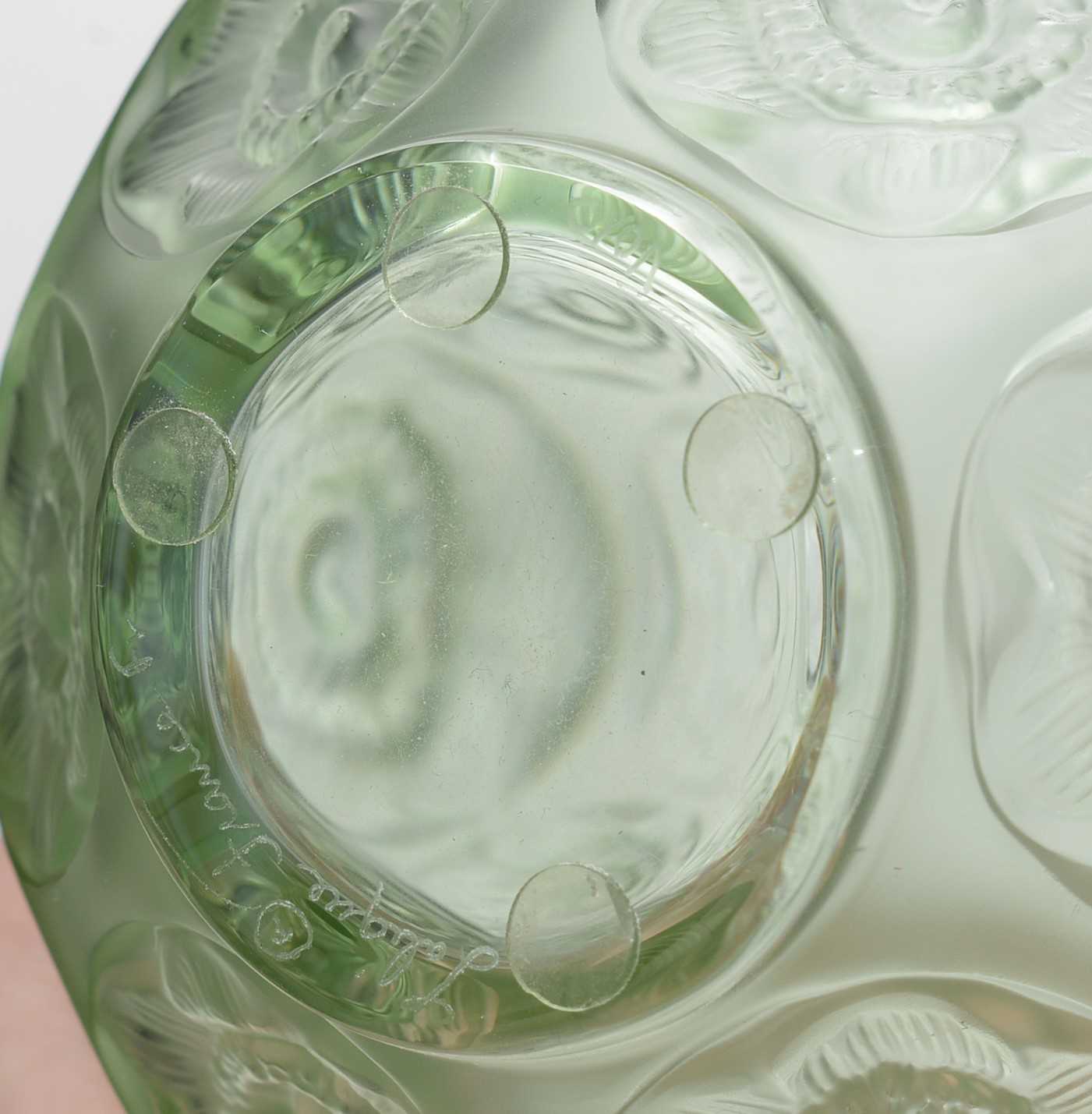 A modern Lalique Anemone vase - Bild 9 aus 9