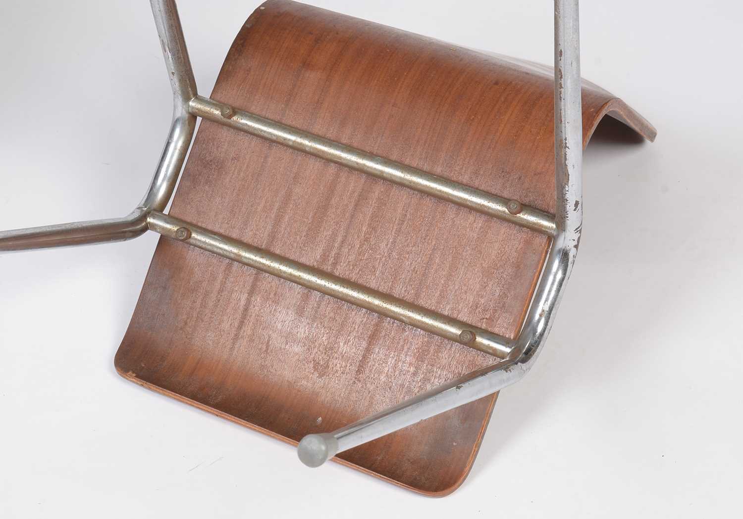 A set of four vintage bent plywood and chrome metal stacking chairs - Bild 2 aus 8