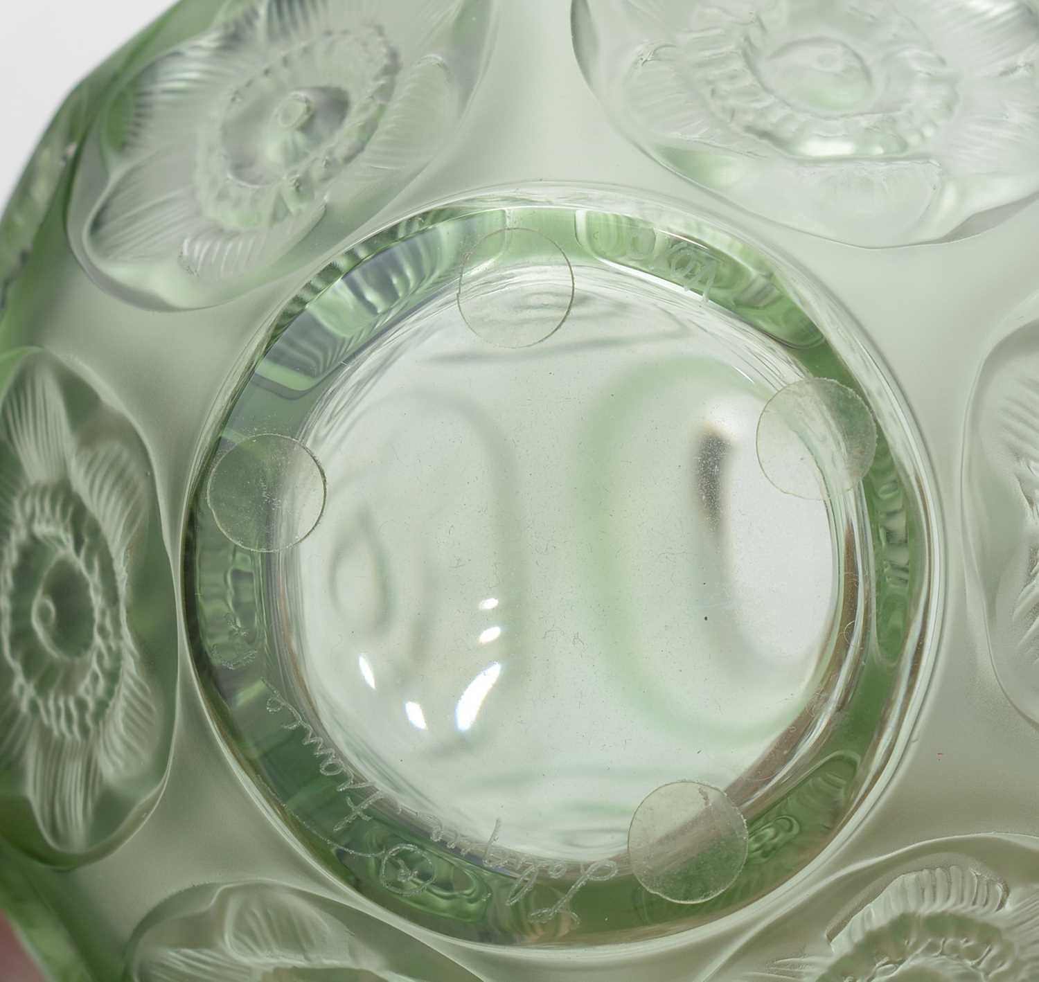 A modern Lalique Anemone vase - Bild 8 aus 9